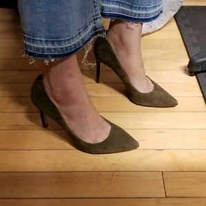 Banana Republic Suede Heel olive green sz 7.5